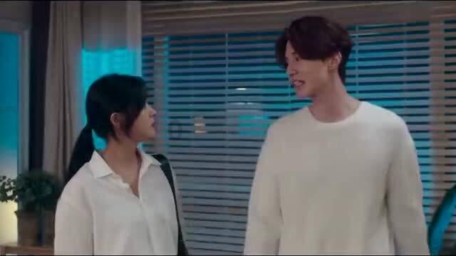 沙滩游玩的女孩们